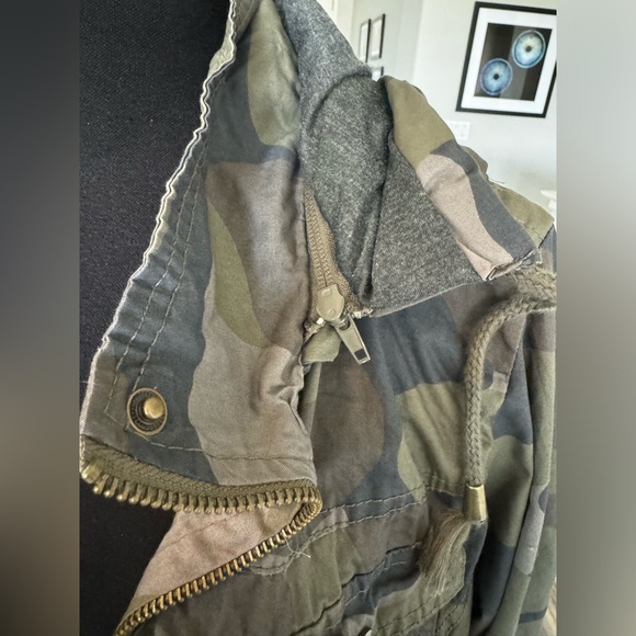 NWT - AMAZINGLY CUTE CAMO UTILITY JACKET WITH ZIP OFF HOOD - XL - Picture 5 of 12